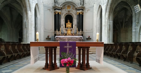 sanctuaire d'une église au moment de la célébration d'obsèques