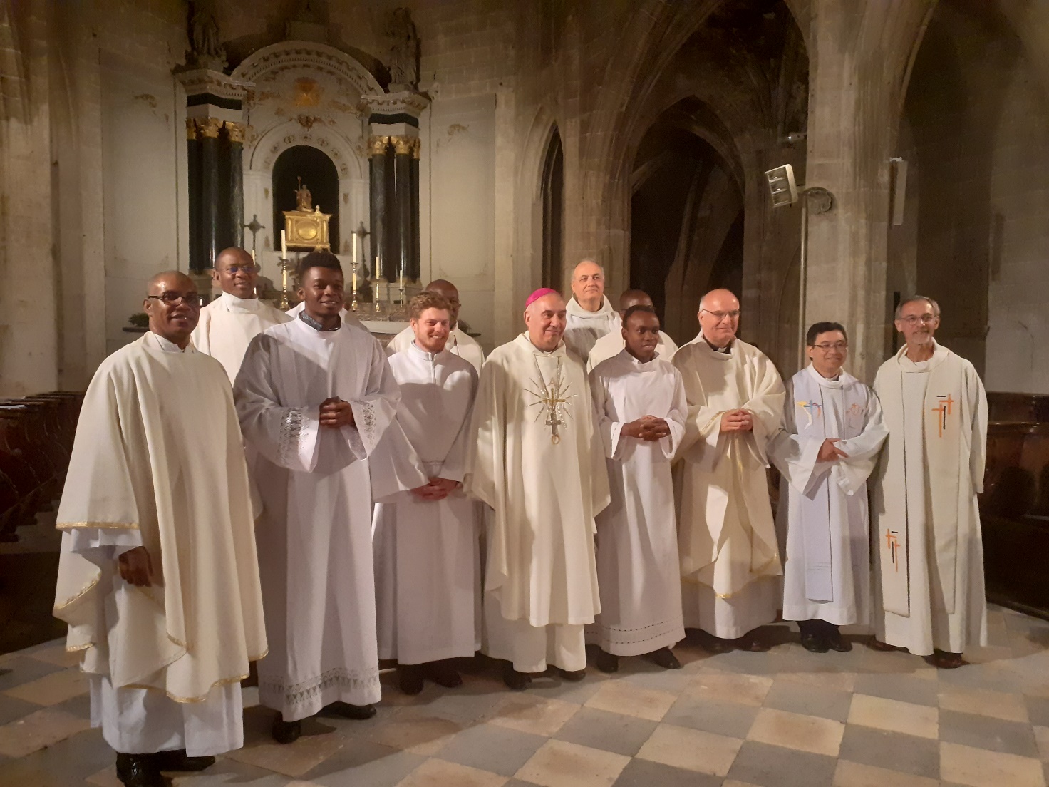 séminaristes lors de leur institution entourés de prêtres