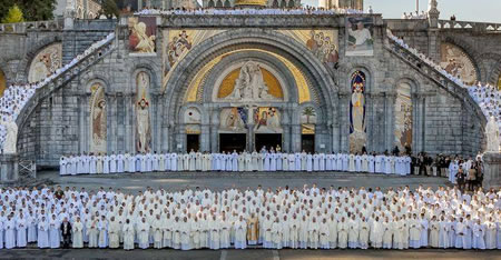 photo de groupe des séminaristes devant la basilique à Lourdes