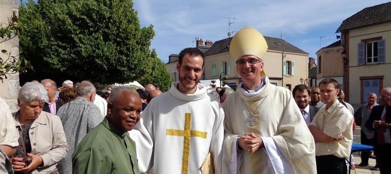 diacre avec son évêque à la sortie de la messe d'ordination