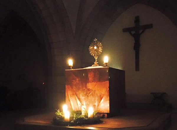 Saint-Sacrement exposé sur l'autel