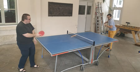 2 séminaristes jouent au ping-pong